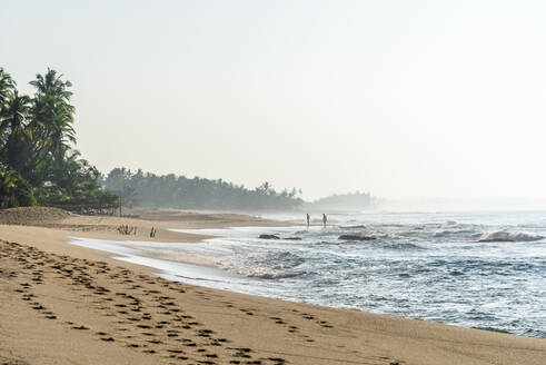 Sri Lanka, Südprovinz, Tangalle, Fußabdrücke am tropischen Strand - EGBF01036