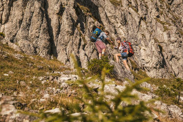 Rucksacktouristen beim Bergsteigen im Tannheimer Tal, Tirol, Österreich - UUF31000