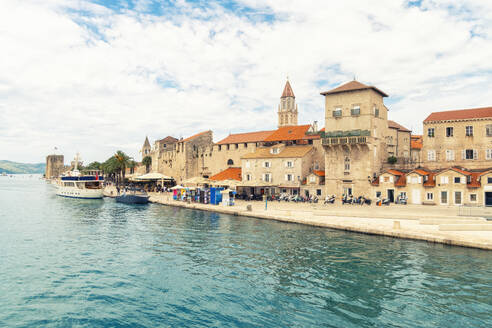 Kroatien, Gespanschaft Split-Dalmatien, Trogir, Promenade der Stadt an der Adriaküste - TAMF04123