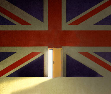 Britische Flagge mit dem Licht der Gelegenheit hinter der angelehnten Tür zur Einwanderung in das Vereinigte Königreich - GWAF00454