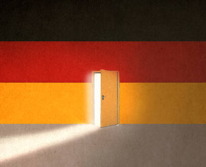 Deutsche Flagge mit Licht der Gelegenheit hinter einer angelehnten Tür zur Einwanderung in Deutschland - GWAF00457