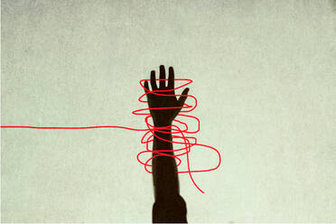 Menschliche Hand gefangen in roten, verhedderten Schnüren - GWAF00458