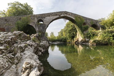Historische römische Brücke in Cangas de Onis, Asturien, Spanien - MMPF01125