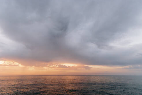 Dramatische Wolken über dem Atlantischen Ozean in Asturien, Spanien bei Sonnenuntergang - MMPF01139
