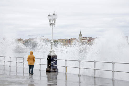 Älterer Mann steht an der Reling vor dem Meer in Gijon, Asturien, Spanien - MMPF01142