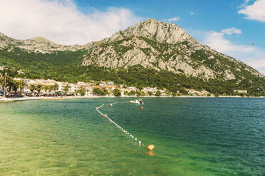 Kroatien, Gespanschaft Split-Dalmatien, Drvenik, Bojen vor der Küstenweide im Sommer - TAMF04126