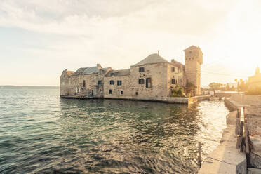 Kroatien, Gespanschaft Split-Dalmatien, Kastel Gomilica, Kloster Kastilac bei Sonnenuntergang - TAMF04132