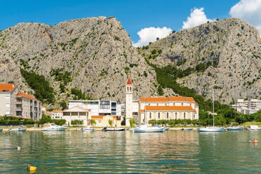 Kroatien, Gespanschaft Split-Dalmatien, Omis, Stadt am Ufer des Flusses Cetina mit Bergen im Hintergrund - TAMF04133