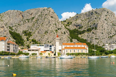 Kroatien, Gespanschaft Split-Dalmatien, Omis, Stadt am Ufer des Flusses Cetina mit Bergen im Hintergrund - TAMF04133