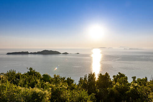 Griechenland, Ionische Inseln, Sonnenuntergang über der Insel Nisida Kravi - EGBF01037