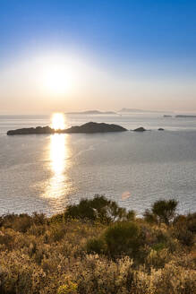 Griechenland, Ionische Inseln, Sonnenuntergang über der Insel Nisida Kravi - EGBF01039