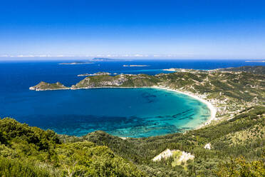 Griechenland, Ionische Inseln, Agios Georgios, Blaue Bucht der Insel Korfu im Sommer - EGBF01042