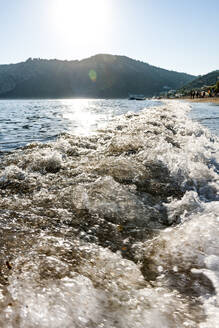 Griechenland, Ionische Inseln, Agios Georgios, Wake left by motorboat - EGBF01045