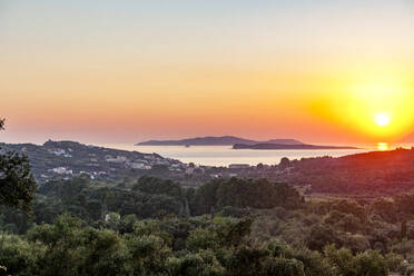 Griechenland, Ionische Inseln, Agios Georgios, Küstendorf bei Sonnenuntergang - EGBF01046