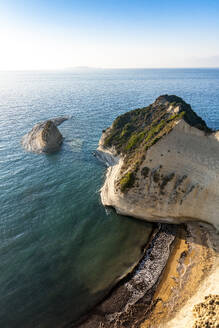 Griechenland, Ionische Inseln, Klippe von Kap Drastis im Sommer - EGBF01051