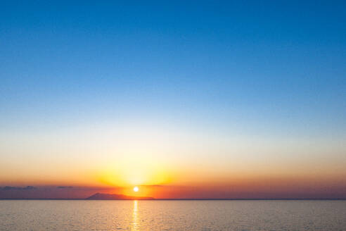 Griechenland, Ionische Inseln, Ionisches Meer bei Sonnenuntergang - EGBF01054