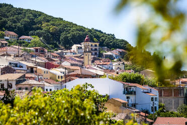 Griechenland, Ionische Inseln, Agios Mattheos, Dorf am Hang im Sommer - EGBF01055