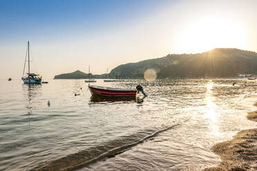 Griechenland, Ionische Inseln, Agios Georgios, Boote vor dem Strand von Agios Georgios Pagon bei Sonnenuntergang - EGBF01056