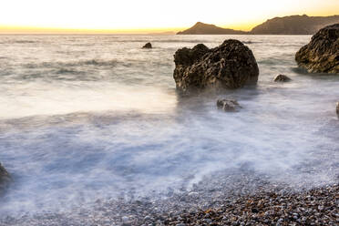 Griechenland, Ionische Inseln, Agios Georgios, Langzeitbelichtung von Agios Georgios Pagon Strand in der Abenddämmerung - EGBF01058