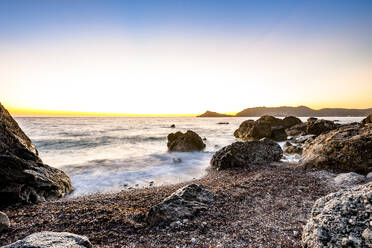 Griechenland, Ionische Inseln, Agios Georgios, Langzeitbelichtung von Agios Georgios Pagon Strand in der Abenddämmerung - EGBF01059