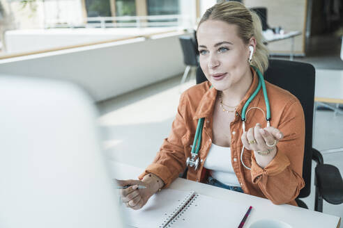 Arzt spricht per Videoanruf in der Klinik - UUF31038