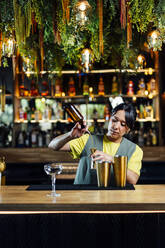 Barkeeper bei der Zubereitung eines Cocktails in einer Bar - DAMF01281