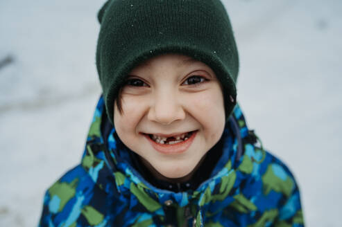 Glücklicher Junge mit Strickmütze im Winter - ANAF02656