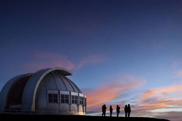 Silhouette von Menschen beobachten Sonnenuntergang am Observatorium - TETF02366