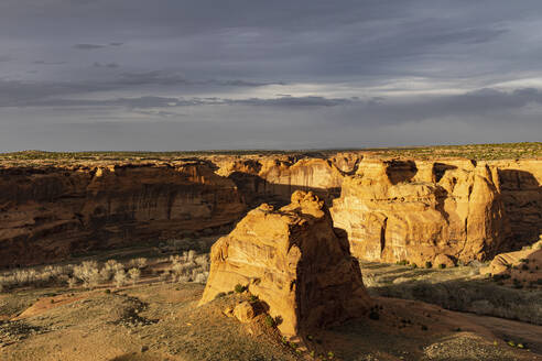 USA, Arizona, Felsformationen im Sonnenlicht im Canyon de Chelly National Monument - TETF02372