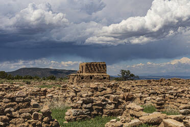 USA, New Mexico, Espanola, Puye Cliffs, Gewitterwolken über Puye Cliff Dwellings - TETF02373