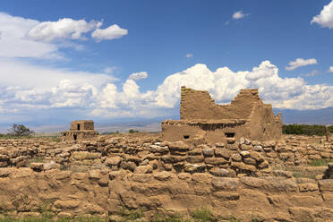 USA, New Mexico, Espanola, Puye Cliffs, Ruinen der Puye Cliff Dwellings an einem sonnigen Tag - TETF02374