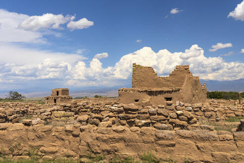 USA, New Mexico, Espanola, Puye Cliffs, Ruins of Puye Cliff Dwellings on sunny day - TETF02374
