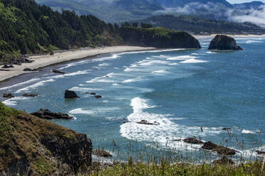 USA, Oregon, Hoher Winkel der Küstenlinie von Cannon Beach - TETF02384