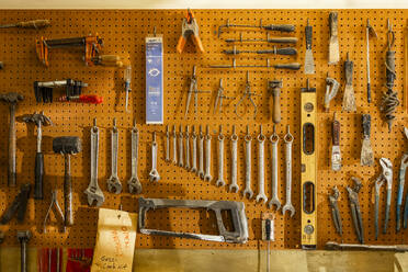Werkzeuge an Haken an der Wand der Holz- und Metallwerkstatt - TETF02388