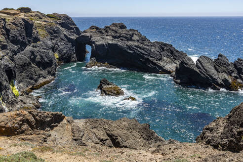 USA, Oregon, Brookings, Blick auf felsigen Naturbogen über dem Meer - TETF02395