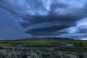 Arcus-Kumulonimbus-Sturmwolken ziehen über Ackerland - TETF02417