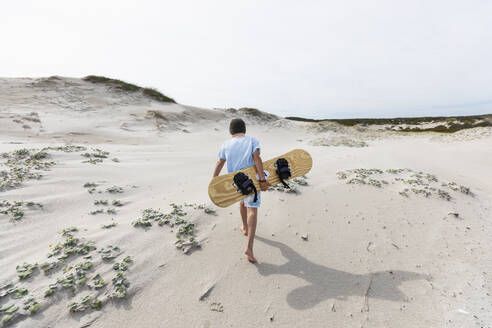 Junge (10-11) mit Surfbrett im Walker Bay Nature Reserve - TETF02433