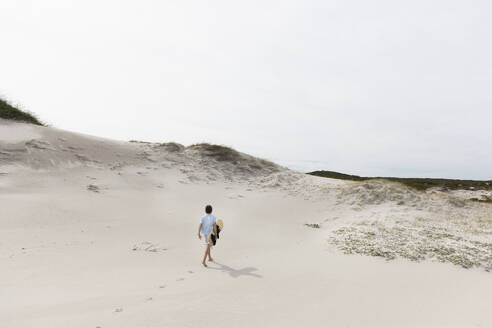 Junge (10-11) mit Surfbrett im Walker Bay Nature Reserve - TETF02434