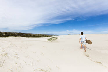 Junge (10-11) mit Surfbrett im Walker Bay Nature Reserve - TETF02435