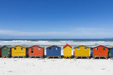 Südafrika, Muizenberg, Reihe von bunten Strandhütten am Muizenberg Beach - TETF02439