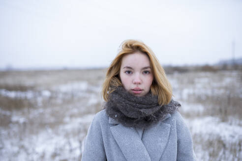 Porträt einer jungen Frau in verschneiter Landschaft - TETF02514
