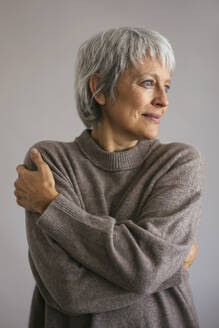 Ältere Frau mit Pullover vor grauem Hintergrund - EBSF04339