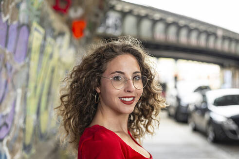 Schöne Frau mit lockigem Haar und Brille - BFRF02446