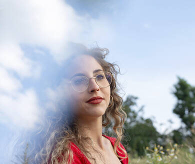 Junge Frau mit lockigem Haar und Brille - BFRF02448