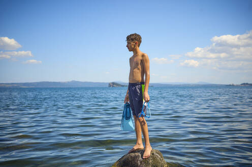 Jugendlicher auf einem Felsen im Bolsena-See, Italien - DIKF00802