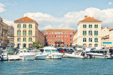 Kroatien, Gespanschaft Split-Dalmatien, Split, Boote, die vor dem Platz Trg Republike festgemacht haben, im Sommer - TAMF04138