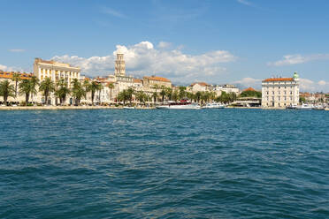 Kroatien, Gespanschaft Split-Dalmatien, Split, Stadtküste im Sommer - TAMF04139