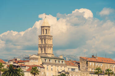 Kroatien, Gespanschaft Split-Dalmatien, Split, Turm der Kathedrale des Heiligen Domnius gegen Sommerwolken - TAMF04140