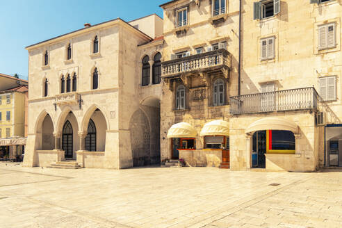 Kroatien, Gespanschaft Split-Dalmatien, Split, Historische Häuser rund um den Stadtplatz - TAMF04144