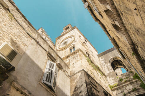 Kroatien, Gespanschaft Split-Dalmatien, Split, Niedriger Blickwinkel auf den Wachturm der Altstadt - TAMF04145